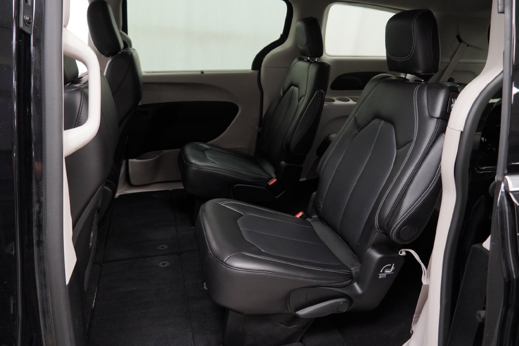 Certified 2024 Chrysler Pacifica Touring-L FWD image 13