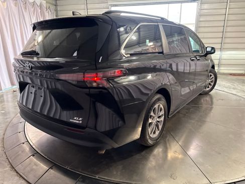 Used 2024 Toyota Sienna XLE FWD image 5
