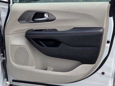 Used 2024 Chrysler Pacifica Touring-L FWD image 6