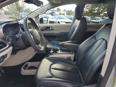 Used 2023 Chrysler Pacifica Touring-L image 23