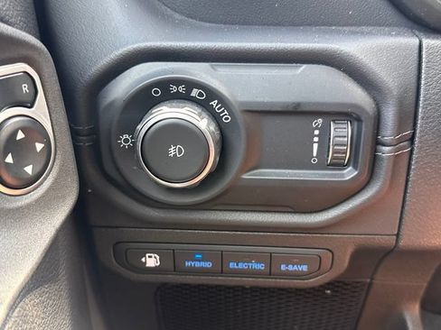 Used 2024 Jeep Wrangler Unlimited Sahara AWD/4WD image 17