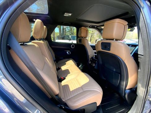 Used 2025 Land Rover Discovery Dynamic SE AWD/4WD image 18