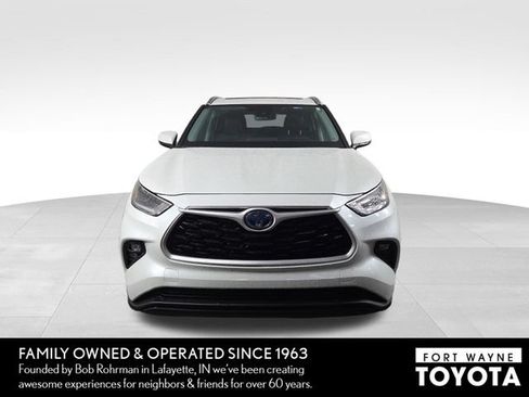 Used 2021 Toyota Highlander XLE AWD/4WD image 3