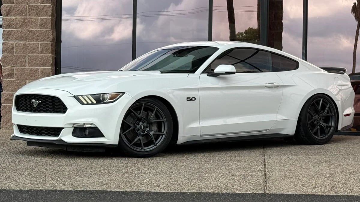 Used 2016 Ford Mustang GT Premium w/ Black Accent Package RWD image 3