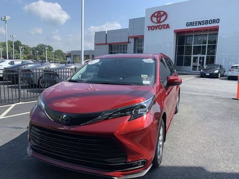 Used 2025 Toyota Sienna XLE w/ XLE Plus Package FWD image 1