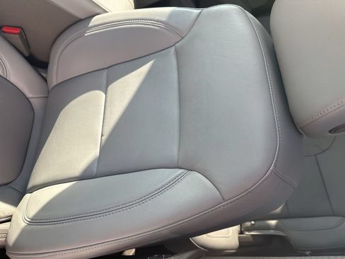 Used 2019 Chevrolet Traverse LT w/ LT Premium Package FWD image 3