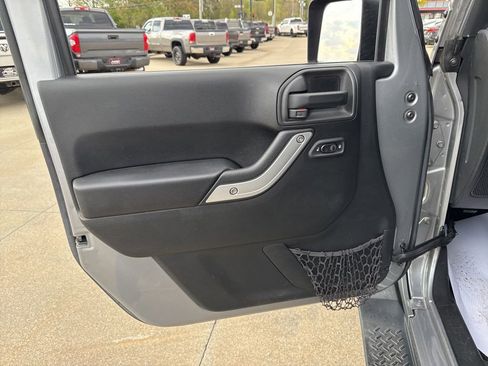 Used 2017 Jeep Wrangler Unlimited Sahara w/ Dual Top Group AWD/4WD image 23