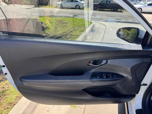 Used 2019 Hyundai Veloster Turbo FWD image 11