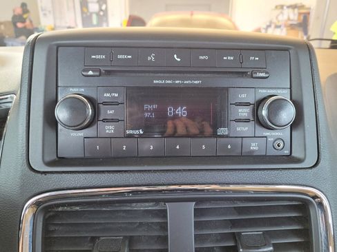 Used 2015 Dodge Grand Caravan American Value Package w/ UConnect Hands-Free Group image 25