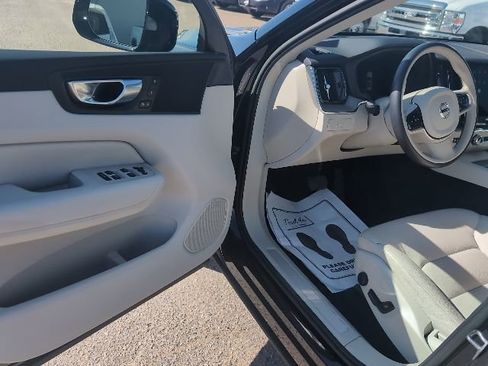 Used 2023 Volvo XC60 B5 Plus image 7