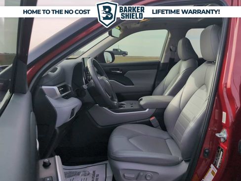 Used 2024 Toyota Highlander XLE FWD image 20