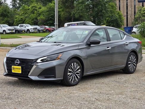 Used 2025 Nissan Altima 2.5 SV FWD image 3