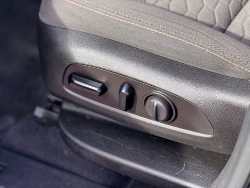 Used 2019 Chevrolet Equinox LT w/ Driver Convenience Package image 7