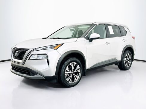 Used 2023 Nissan Rogue SV image 3