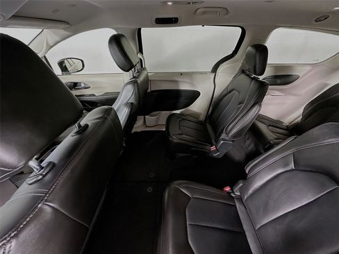 Used 2024 Chrysler Pacifica Touring-L FWD image 11