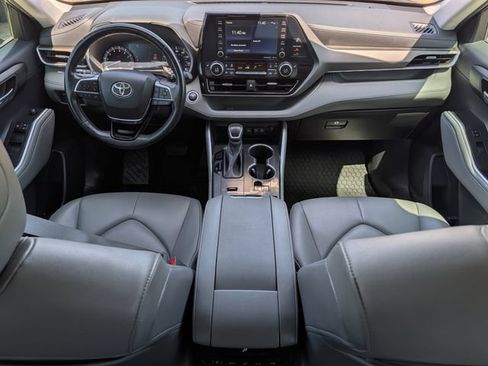 Used 2020 Toyota Highlander XLE FWD image 11