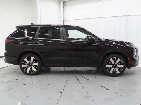 New 2026 Mitsubishi Outlander SE FWD image 2