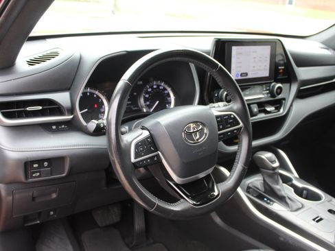 Used 2023 Toyota Highlander XSE FWD image 30