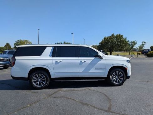 Used 2022 Chevrolet Suburban LT w/ LT Signature Package AWD/4WD image 2