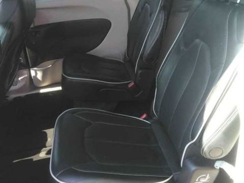 Used 2023 Chrysler Pacifica Limited FWD image 2