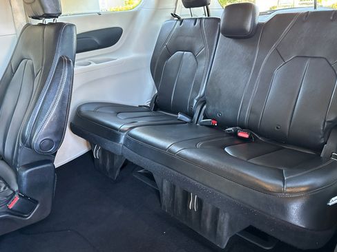 Used 2020 Chrysler Pacifica Touring-L w/ Tire & Wheel Group image 14