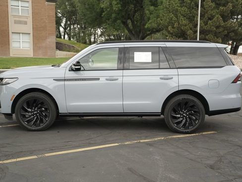 Used 2025 Lincoln Navigator Reserve w/ Jet Appearance Package AWD/4WD image 2
