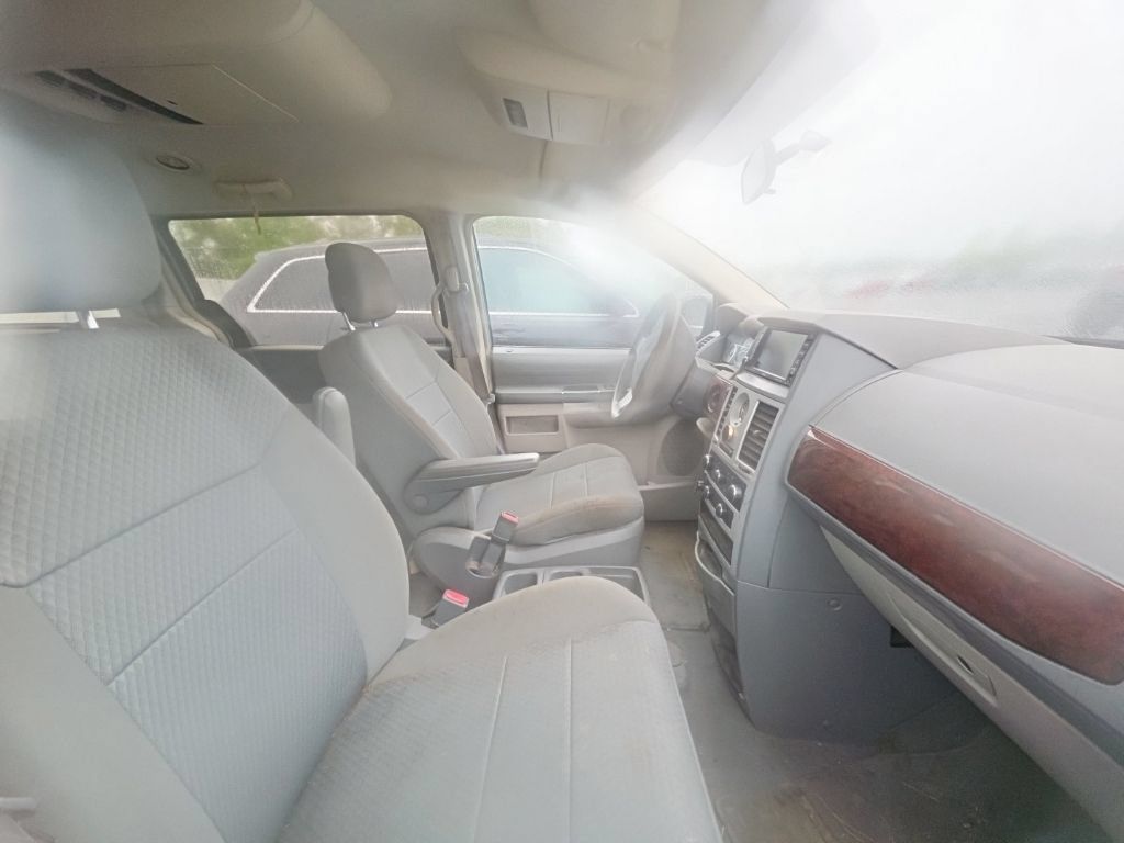 Used 2010 Chrysler Town & Country LX w/ Entertainment Group #1 FWD image 4