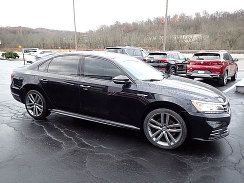 Used 2018 Volkswagen Passat 2.0T R-Line w/ R-Line Lighting Package image 6