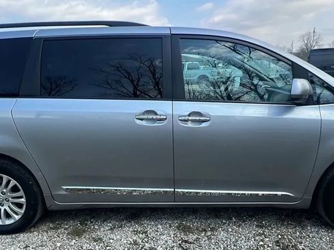 Used 2017 Toyota Sienna XLE w/ XLE Navigation Package image 5