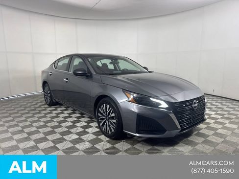 Used 2025 Nissan Altima 2.5 SV FWD image 3