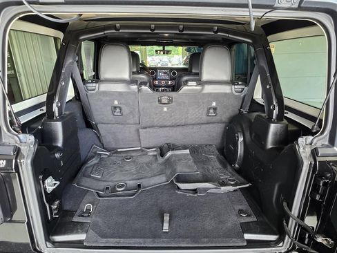 Used 2018 Jeep Wrangler Unlimited Sahara AWD/4WD image 16