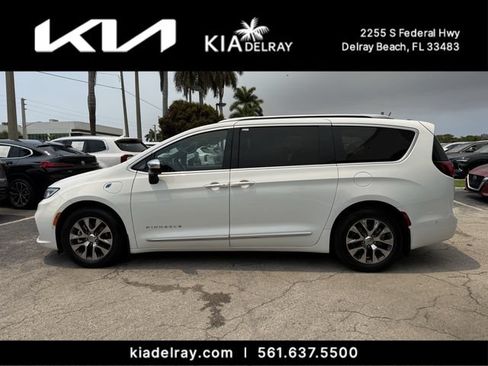 Used 2023 Chrysler Pacifica Pinnacle FWD image 5