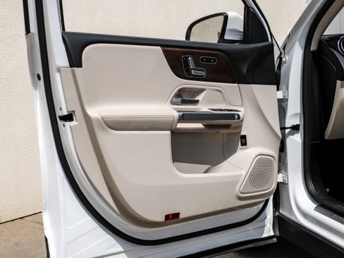 Used 2023 Mercedes-Benz EQB 300 4MATIC image 41