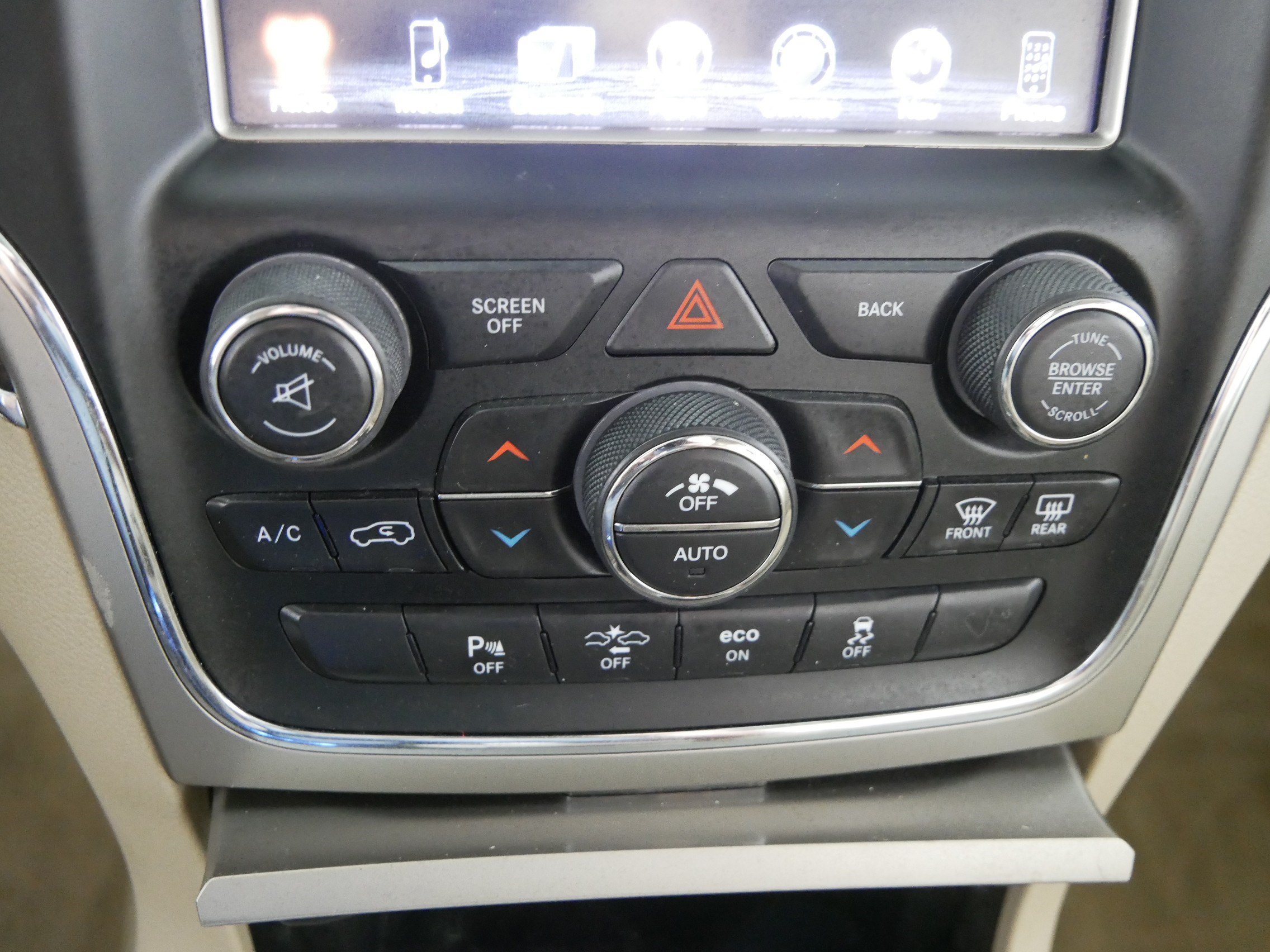 Used 2015 Jeep Grand Cherokee Overland w/ Advanced Technology Group AWD/4WD image 23