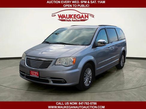 Used 2013 Chrysler Town & Country Touring-L w/ Driver Convenience Group FWD image 1