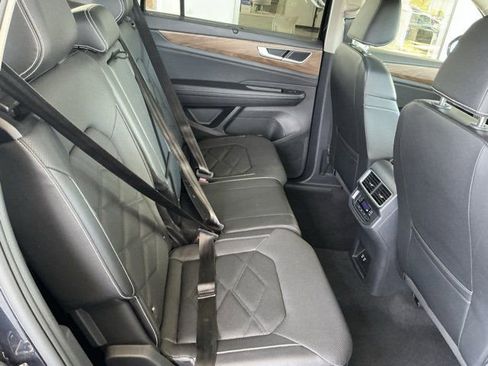 Used 2025 Volkswagen Atlas SE image 19
