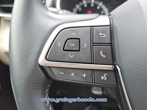 Used 2020 Toyota Highlander XLE FWD image 19