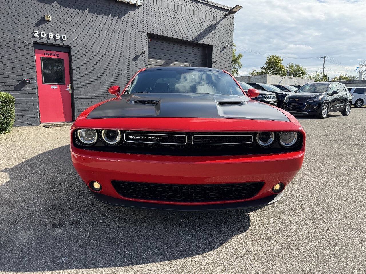 Used 2016 Dodge Challenger SXT Plus RWD image 2