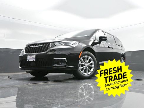 Used 2025 Chrysler Pacifica Select w/ Uconnect Theater Family Group image 43