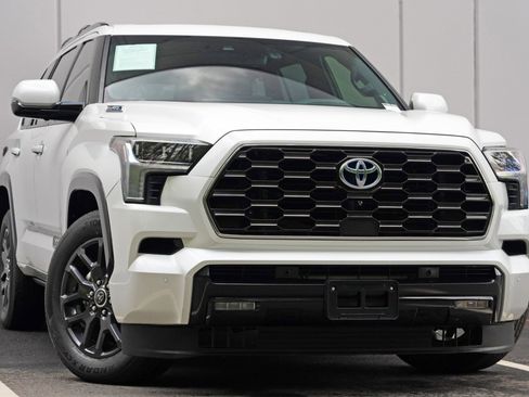 Used 2023 Toyota Sequoia Platinum AWD/4WD image 4