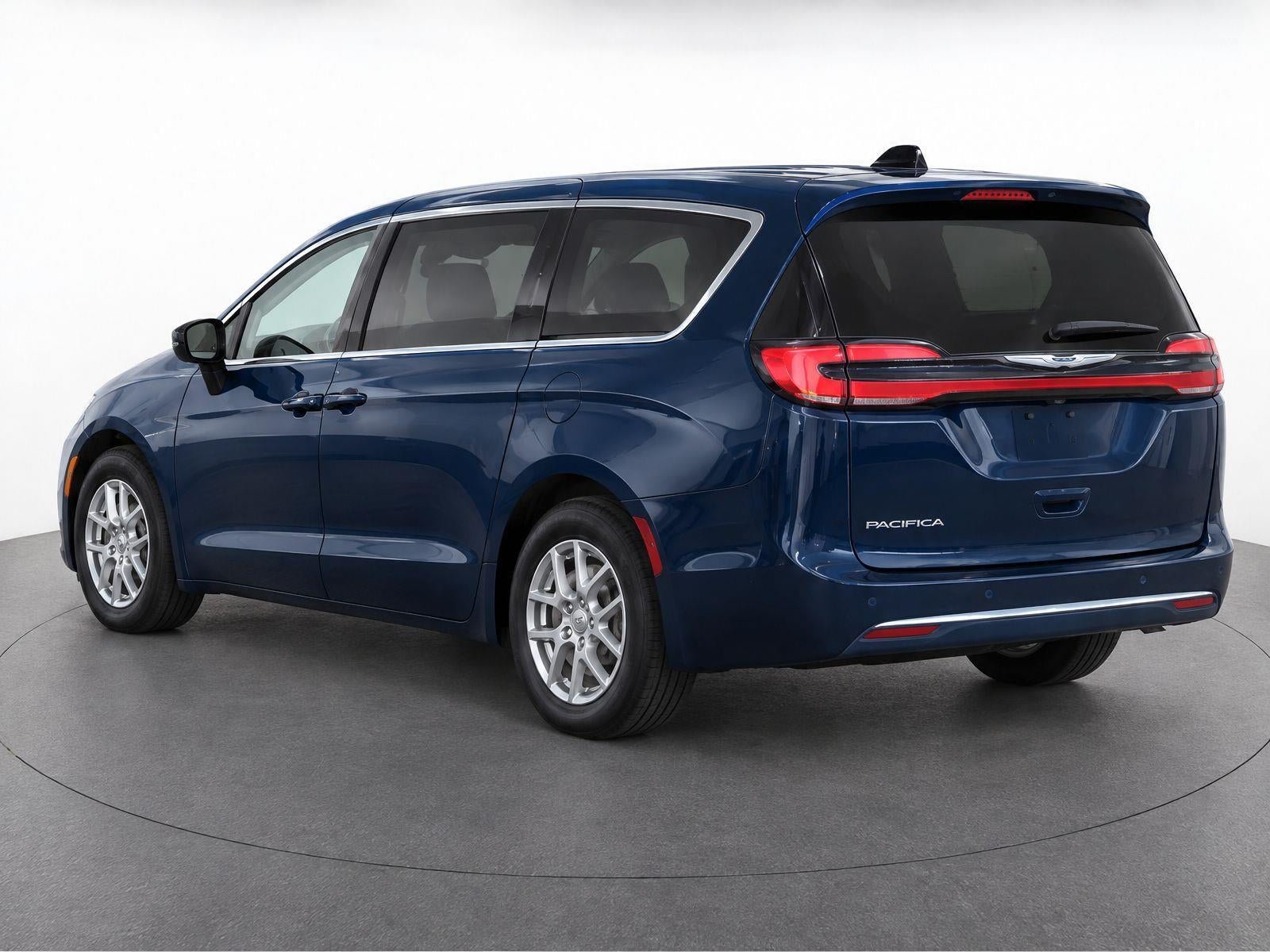 Used 2024 Chrysler Pacifica Touring-L FWD image 5