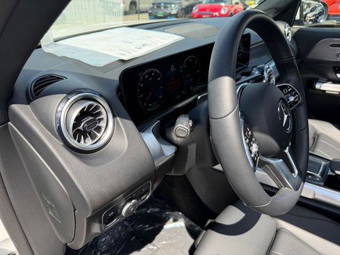 Used 2023 Mercedes-Benz EQB 300 4MATIC image 12