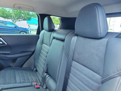 Used 2023 Mitsubishi Outlander SE FWD image 11