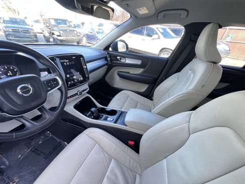 Used 2022 Volvo XC40 T5 Momentum image 14