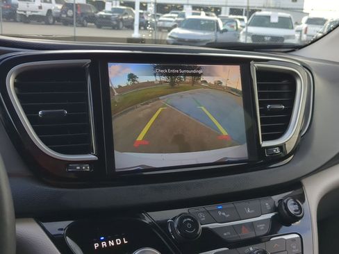 Used 2023 Chrysler Pacifica Touring-L image 23