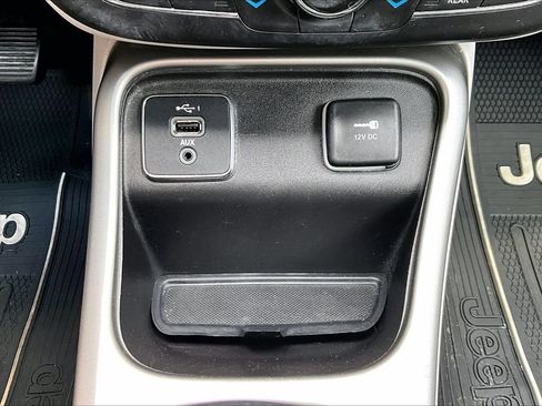 Used 2019 Jeep Compass Latitude FWD image 17
