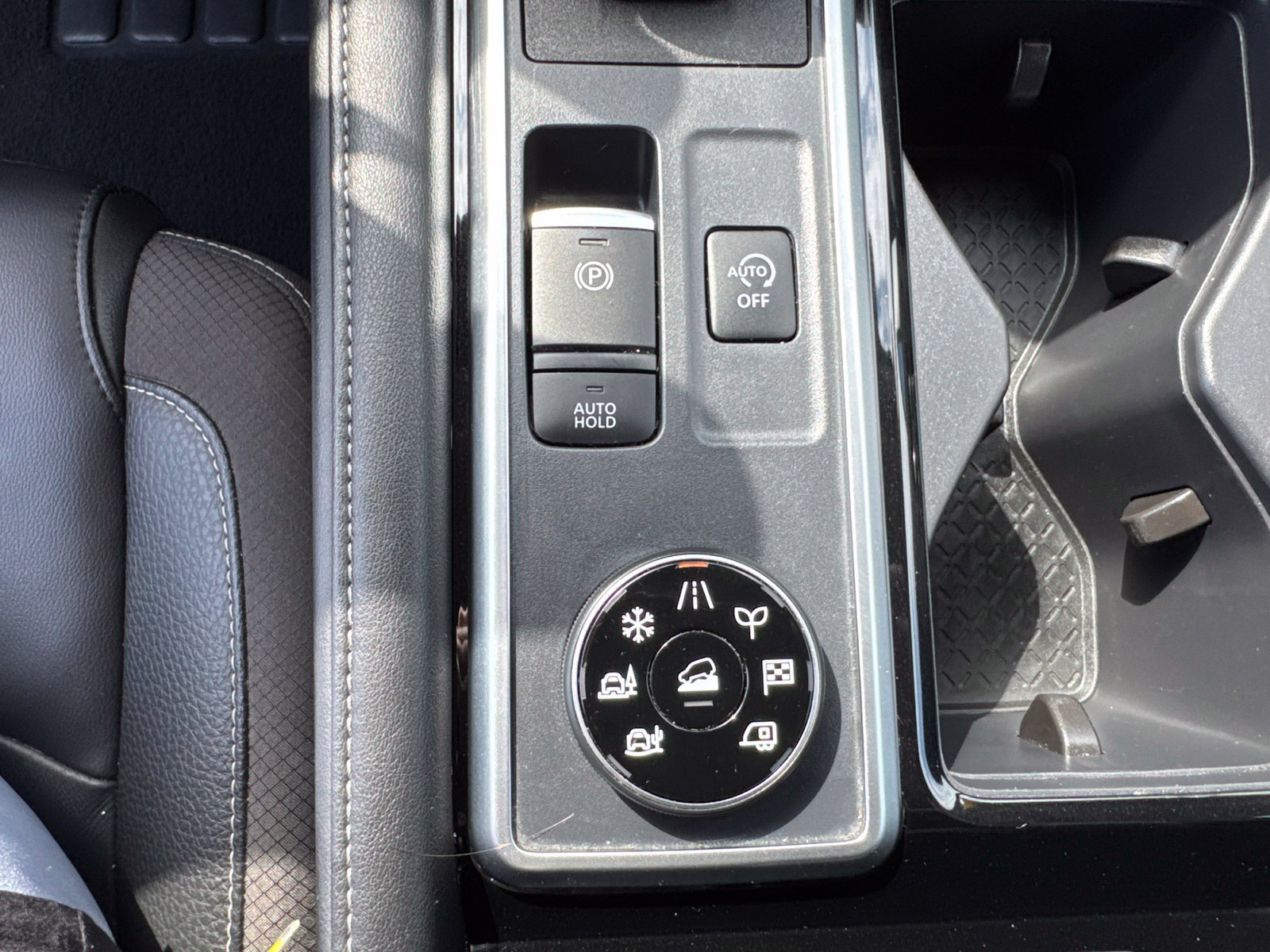 Used 2025 Nissan Pathfinder SL AWD/4WD image 28