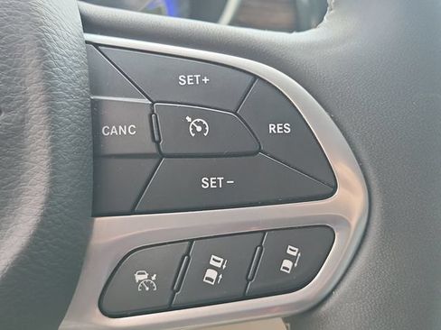 Used 2023 Chrysler Pacifica Limited FWD image 13