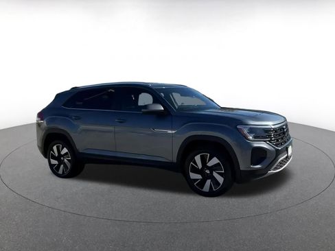 Used 2025 Volkswagen Atlas Cross Sport SE image 2