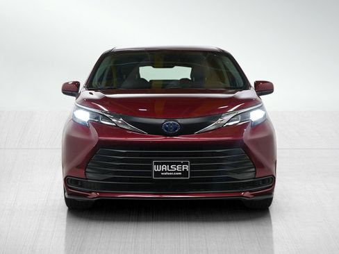 Used 2024 Toyota Sienna LE image 8